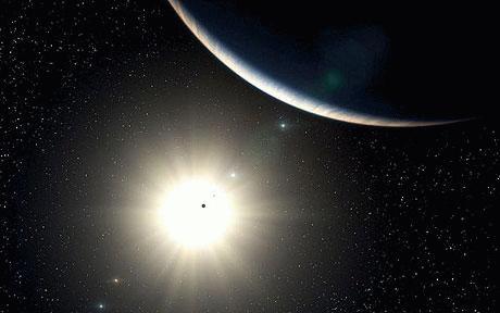 Ngôi sao bố mẹ của hệ thống các hành tinh này, có tên gọi là HD 10180, nằm trong chòm sao Thủy Xà (Hydrus) cách chúng ta 127 năm ánh sáng.