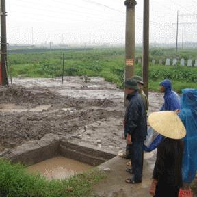 Người dân Dương Nội vẫn vô vọng tìm mộ người thân dưới cơn mưa tầm tã