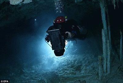 Thợ lặn thu thập bộ xương 10000 năm tuổi (Ảnh: EPA)