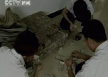Các nhân viên ngồi đếm đống tiền lẻ của ông Zhao (Ảnh BBC)