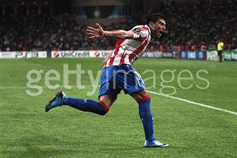 Antonio Reyes ăn mừng sau pha mở tỷ số. (ảnh GettyImages)