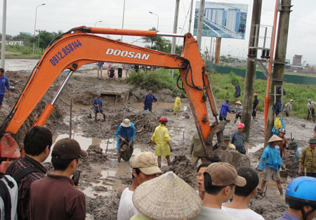 Máy xúc được huy động để tìm kiếm các ngôi mộ bị vùi lấp