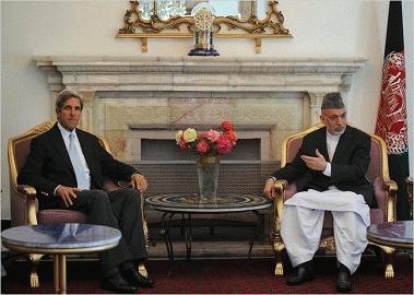Thượng Nghị sĩ John Kerry và Tổng thống Hamid Karza (Ảnh Yuri Cortez)