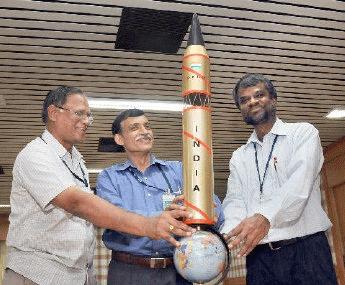 Mô hình tên lửa Agni-V ra mắt trong một buổi họp báo ở Hyderabad (Ảnh defenceforum)