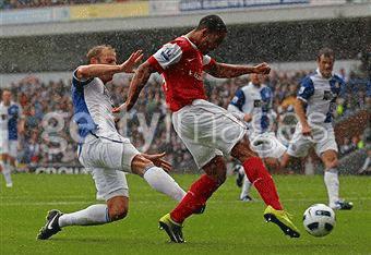 Pha sút bóng thành bàn của Theo Walcott. (ảnh GettyImages)