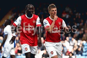 Arshavin ăn mừng sau pha ghi bàn nâng tỷ số lên 2-1 cho Arsenal. (ảnh GettyImages)