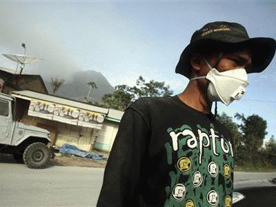 Chính phủ Indonesia cấp mặt nạn phòng độc cho người dân - Ảnh: AP.