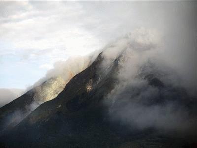 Núi lửa Sinabung ở phía Tây Indonesia phun trào dung nham và cát vào sáng Chủ nhật 28/9/2010 - Ảnh: AP.