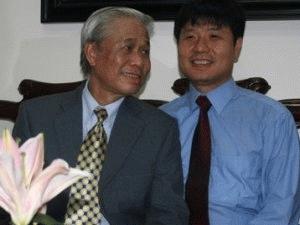 Vũ Hà Văn (phải) cùng cha mình - nhà thơ Vũ Quần Phương (Nguồn: Gia đình Vũ Hà Văn).