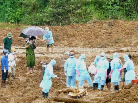 Đánh hơi chuẩn, xác định vị trí nhanh và chính xác,3 chú chó đã giúp lực lượng cứu hộ tìm được các nạn nhân.