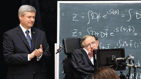 Thủ tướng Canada Stephen Harper vỗ tay phía sau nhà vật lý học Stephen Hawking (phải) sau khi ông hoàn thành bài báo cáo của mình tại Viện Vật lý lý thuyết Perimeter ở Waterloo vào tháng 7/2010.