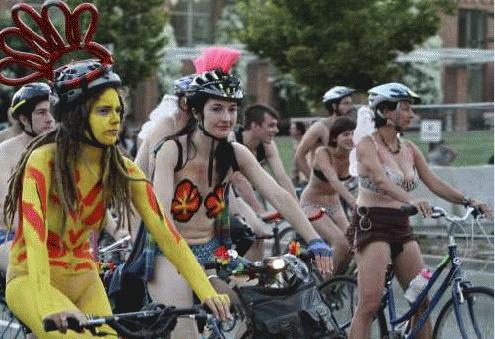 Xem hàng trăm thanh niên khỏa thân đạp xe