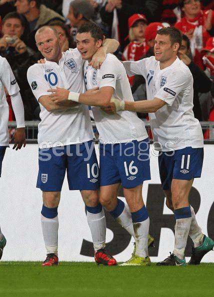 Các cầu thủ tuyển Anh ăn mừng bàn thắng (Ảnh :Getty)