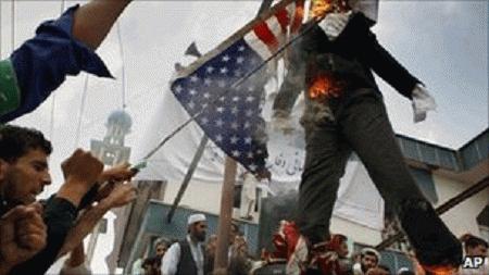 Nhiều người dân tại Afghanistan xuống đường biểu tình mang theo hình nộm của mục sư Jones để đốt (Ảnh: AP)