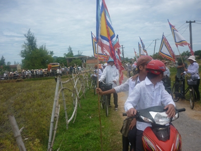 Đám tang em Phương được đông đảo bà con và bạn bè đưa tiễn