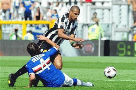 Melo trong một pha tranh chấp với hậu vệ của  Sampdoria 