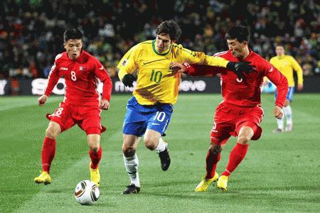 CHDCND Triều Tiên (đỏ) là đội bóng khách mời có chất lượng cao nhất