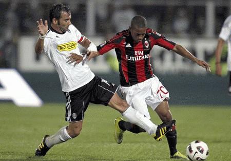 Dù được tăng cường Ibra và Robinho nhưng Milan lại thua đau.