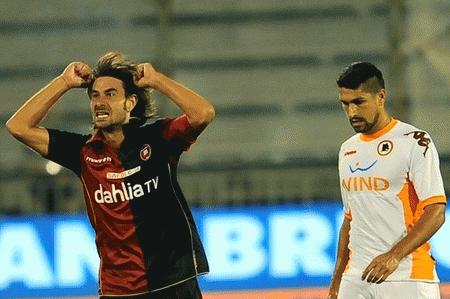 AS Roma (phải) thua tan tác trước đội bóng được đánh giá yếu hơn Cagliari.