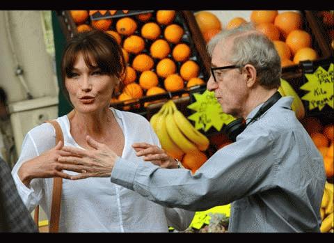 Đạo diễn Woody Allen chỉ đạo diễn xuất cho Đệ nhất phu nhân Pháp Carla Bruni-Sarkozy trên phim trường Midnight in Paris.
