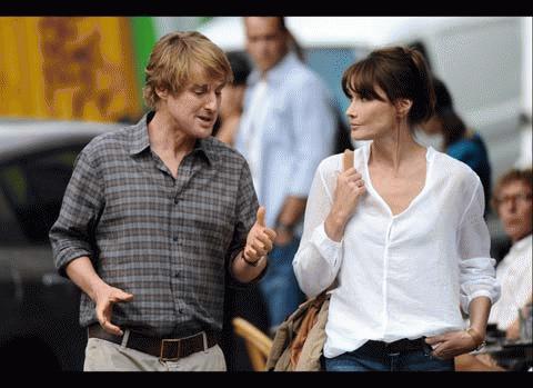Carla Bruni-Sarkozy trong một cảnh quay với bạn diễn là Owen Wilson, một ngôi sao phim hài.