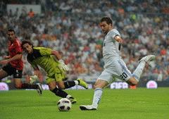 Gonzalo Higuain (trắng) trong trận gặp Osasuna ở vòng 2 La Liga - Ảnh Getty