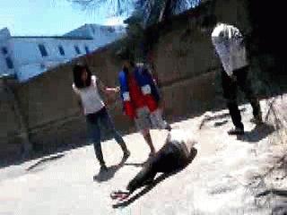 Nữ sinh bị đánh nằm vật giữa đường