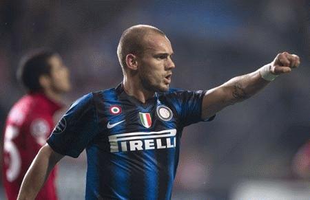 Inter có bàn dẫn trước từ sớm nhờ công Sneijder. Ảnh: Reuters.