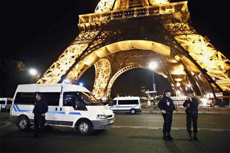 Cảnh sát phong tỏa tại khu vực tháp Eiffel (Ảnh: AP)