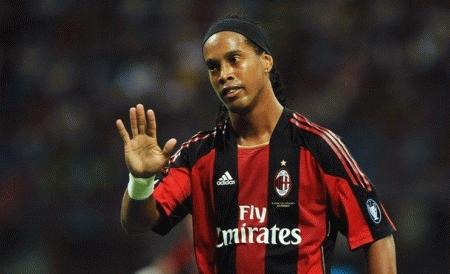 Ronaldinho rất được lòng Berlusconi. Ảnh: Getty.