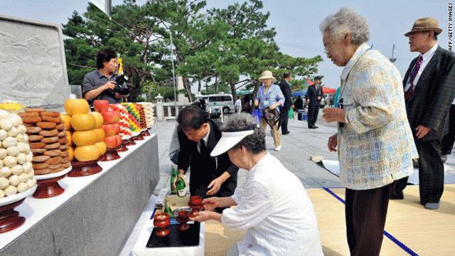 Những người già Hàn Quốc đang tiến hành nghi lễ truyền thống cho người thân đã mất tại Bắc Triều Tiên