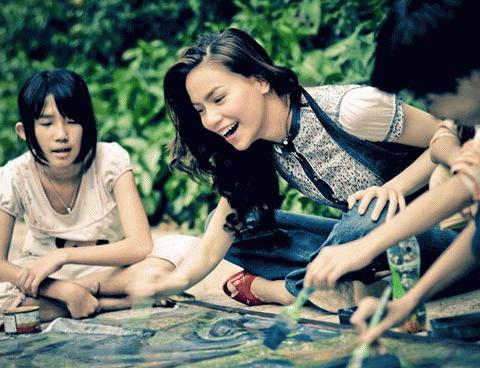 Hồ Ngọc Hà vui chơi cùng các em nhỏ