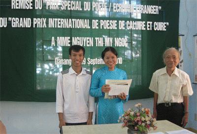 Lễ trao bằng chứng nhận cùng tiền thưởng của Ban tổ chức cuộc thi văn chương vùng Caluire et Cuire cho cô Nguyễn Thị Mỹ Ngọc.