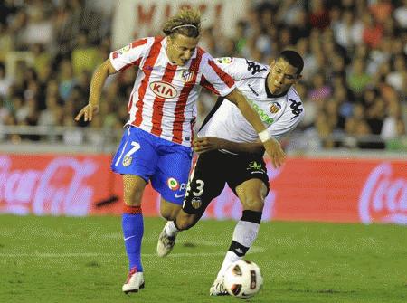 Mặc dù không có nhiều bóng nhưng Forlan liên tục uy hiếp cầu môn Atletico