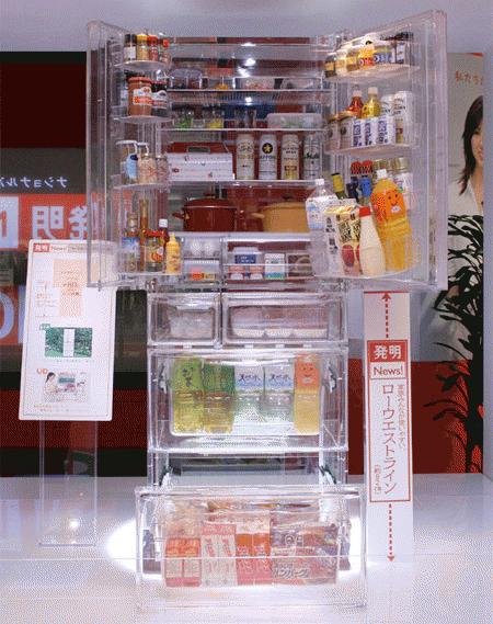 Chiếc tủ lạnh trong suốt và tiết kiệm năng lượng giúp bạn nhìn rõ bên trong đựng những đồ ăn gì.