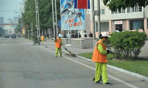 Lao công quét dọn đường phố ở Bình Nhưỡng. (Ảnh: THX)