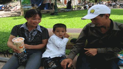 Gia đình cô Vượng nghỉ ngơi bên hồ Gươm.