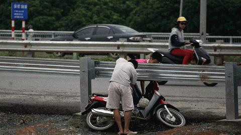 Cảnh bi hài trên đại lộ dài nhất Việt Nam