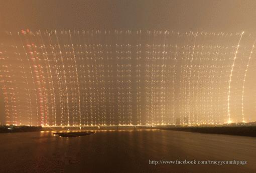 Pháo Hoa chùm, nhìn từ hướng cầu Long Biên ra cầu Chương Dương.
