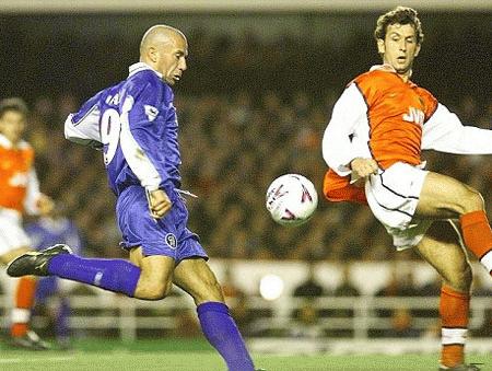 Vialli từng cùng Chelsea đánh bại Arsenal