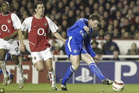 Pha ghi bàn của Bridge vào lưới Arsenal vào năm 2004