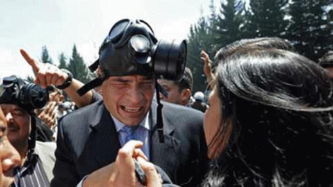 Chùm ảnh Tổng thống Ecuador bị cảnh sát xịt hơi cay