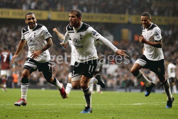 Rafael Van der Vaart ngôi sao của sáng của trận đấu (Ảnh: Getty)