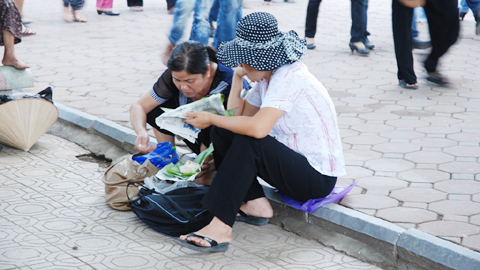 Ăn trưa bằng đồ ăn đã chuẩn bị từ nhà