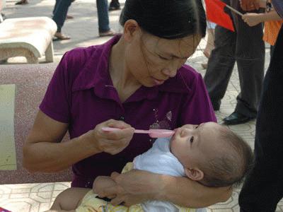 Cho dù còn nhỏ nhưng mẹ và bà vẫn cho con cháu đi hòa cùng không khí đại lễ