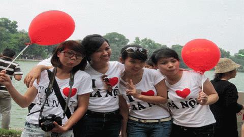 Áo đồng phục “Tôi yêu Hà Nội”, nụ cười rạng rỡ trên môi, một nhóm bạn trẻ í ới chụp ảnh cho nhau. Những khoảnh khắc tình bạn thật đẹp giữa lòng Hà Nội.