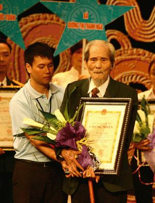 Cụ Vũ Duy Bính (100 tuổi) là người cao tuổi nhất tham dự cuộc thi  nhận giải Ấn tượng