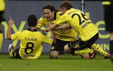 Nuri Sahin ăn mừng bàn ấn định chiến thắng 2-0