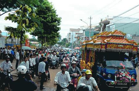 Người dân lặng người trước xe tang của Y Moan