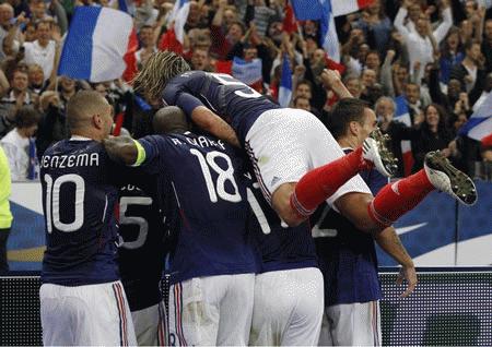 Chiến thắng thứ 2 liên tiếp giúp Pháp tạm leo lên ngôi đầu bảng D.